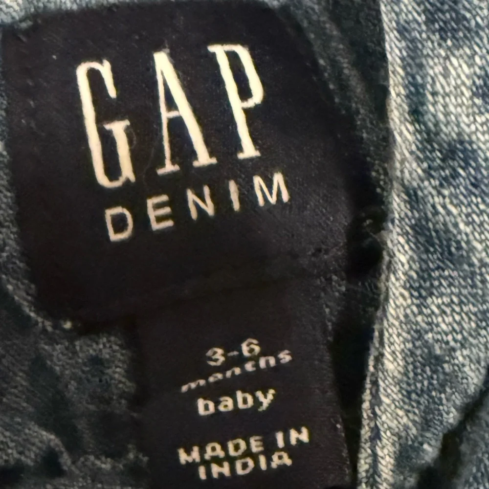 GAP Denim Infant Girl 3-6M Baby Blue Chambray Denim a romper with Ruffle